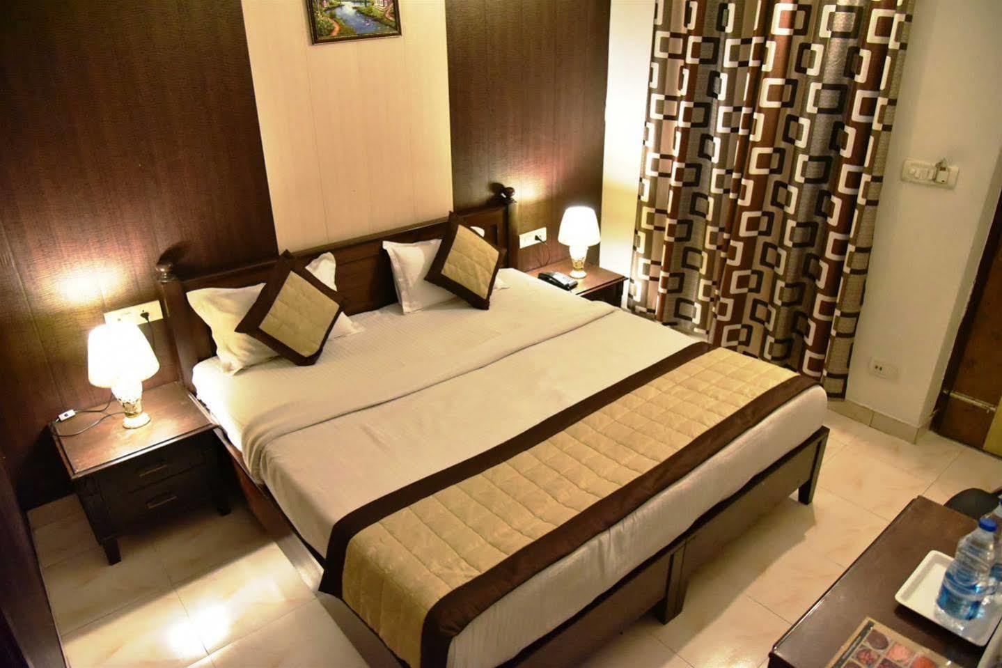 Hotel Hk Continental Амрітсар Екстер'єр фото